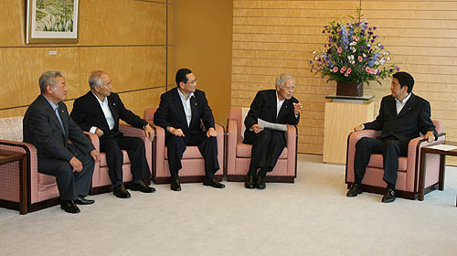 正副会長が安倍総理大臣、菅総務大臣と懇談の写真１