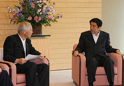 正副会長が安倍総理大臣、菅総務大臣と懇談の写真２