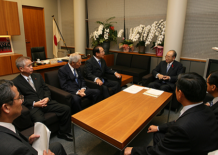 大野官房副長官の写真