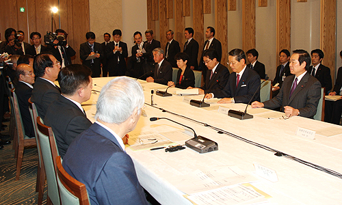 国と地方の定期意見交換会に山本会長が出席の写真１