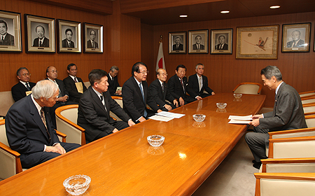 伊吹文明自民党幹事長の写真