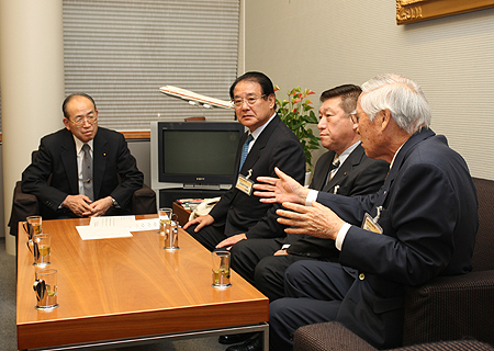 大野松茂内閣官房副長官の写真