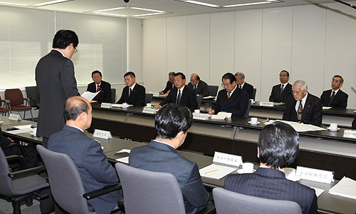 地方財政に関する総務大臣・地方六団体会合に出席の写真