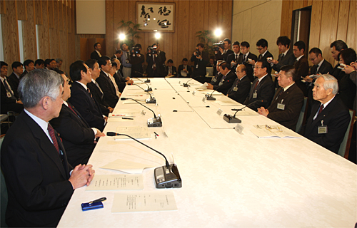 国と地方の定期意見交換会に山本会長が出席の写真