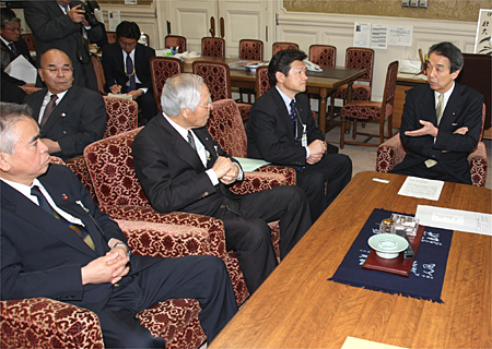 伊吹自民党幹事長の写真