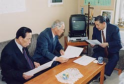 平林衆議院総務委員長(右)に要望する山本全国町村会長(中)と安原全国町村議会議長会長(左)