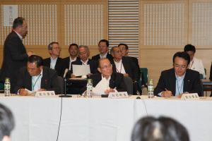 会議で発言する白石副会長