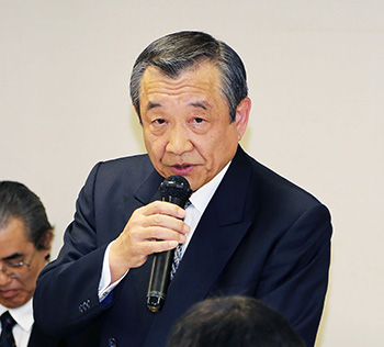 政策懇談会に出席した汐見財政委員長