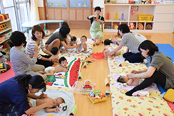 「赤ちゃん広場」　写真