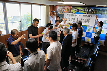 お茶で乾杯。そのぎ茶の普及促進などを目的とした「且座喫茶条例」