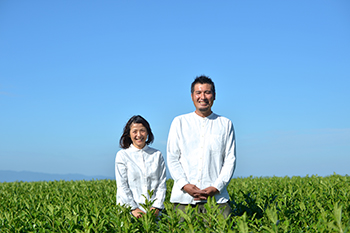 全国茶品評会で見事日本一に輝いた尾上和彦さんと奥さんの美紀さん