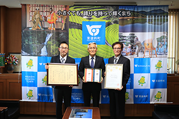 岡田社長（右）と受賞茶の製造を担当した岡田浩幸さん（左）が渡邉悟町長を訪問