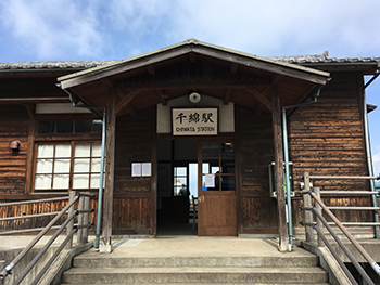 昭和3年に開業したJR千綿駅。駅舎の向こうには大村湾の絶景が広がる