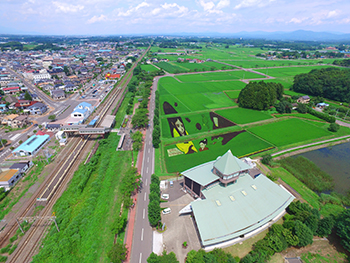 田んぼアートのほ場は駅のとなり