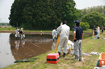 岩農生による測量作業