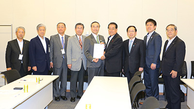 石田政調会長（右から4人目）、竹内衆議院議員（右から3人目）、中野衆議院議員（右から2人目）