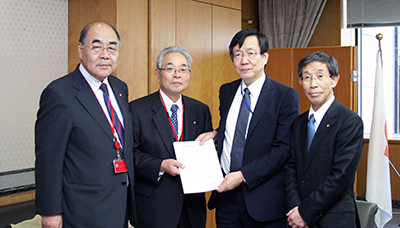 安田事務次官（右から2人目）