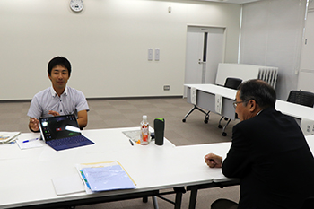 生源寺塾長と塾１期生の近平氏（左）