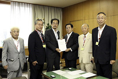 長谷水産庁長官（左から3人目）