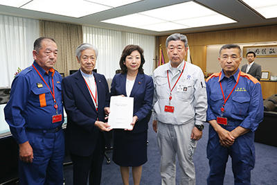 野田総務大臣（中央）に要請する荒木全国町村会長（左から2人目）、山崎岡山県町村会長（左端）、 吉田広島県町村会長（右から2人目）、清水愛媛県町村会長（右端）