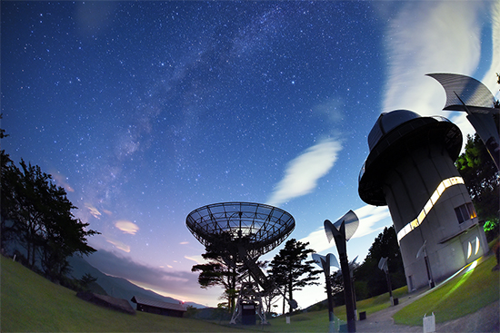 みさと天文台上空に広がる天の川