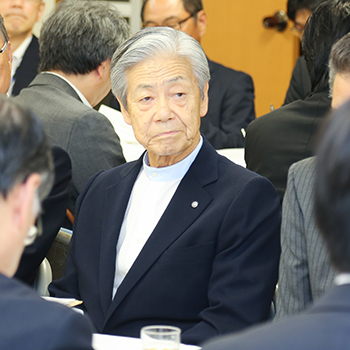 会議に出席した荒木会長