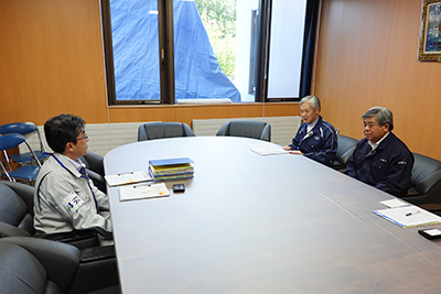 及川安平町長（左）と面談する荒木会長（右奥）と棚野北海道町村会長（右手前）