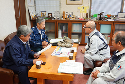 竹中むかわ町長（右奥）と面談する荒木会長（左奥）と棚野北海道町村会長（左手前）