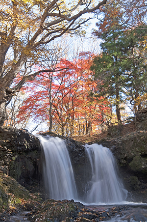 忍野八海と新名庄川の水が流れ込む鐘山の滝