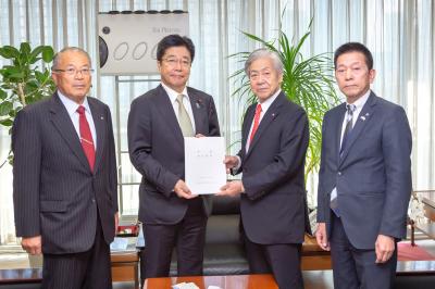 加藤総務会長（左から2人目）