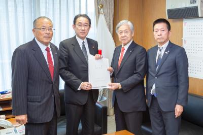 岸田政調会長（左から2人目）