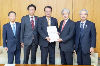 山本国土強靱化担当・ 内閣府特命担当大臣（防災）（中央）