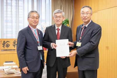 牧元林野庁長官（中央）