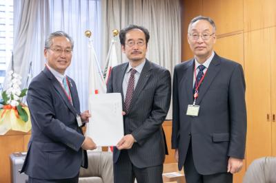 長谷水産庁長官（中央）