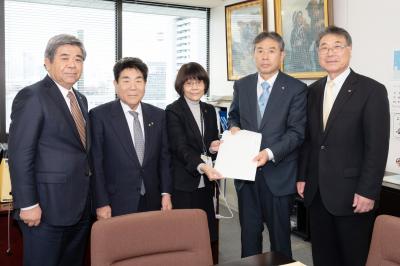 藤原内閣官房内閣審議官 （子ども家庭局併任）（中央）