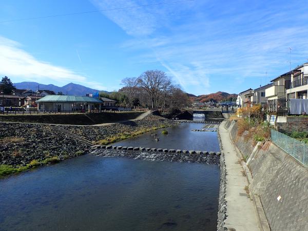 町の中央を流れる槻川