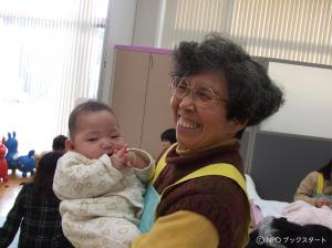赤ちゃんをあやすボランティア　岡山県西粟倉村