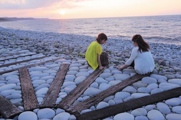 転がる石が心地の良い音を奏でる鳴り石の浜