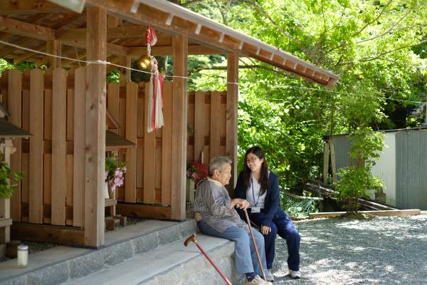 移動スーパーに同行する村の保健師