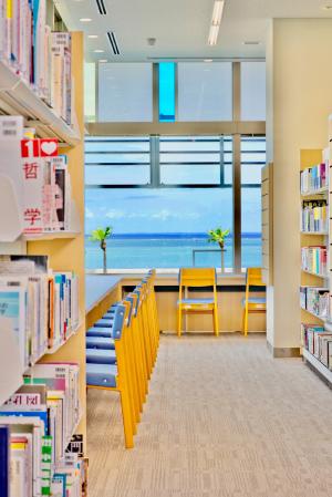 自慢の海が広がる読書スペース