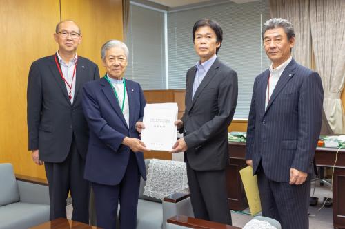 黒田総務審議官（右から2人目）