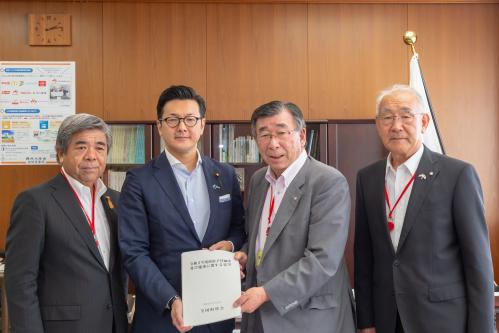 濱村農林水産大臣政務官（左から2人目）