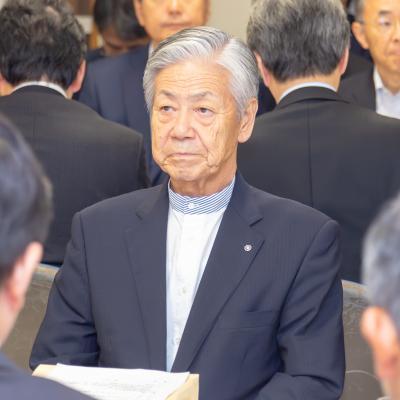 会議に出席した荒木会長