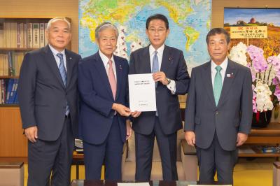 岸田政調会長（右から2人目）に要請する荒木会長（左から2人目）、永原副会長・会長代行（左端）、岩田副会長（右端）