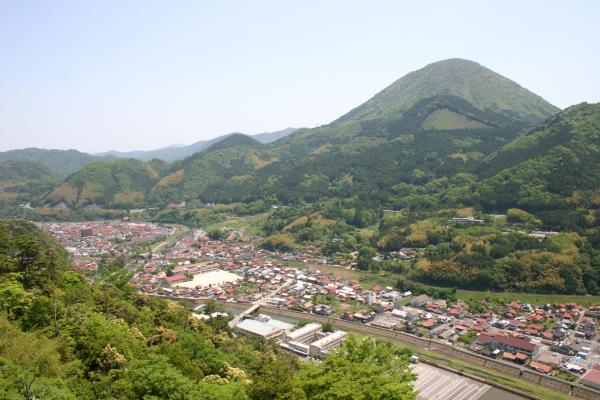 津和野城跡から見下ろした城下町。秋、雲海が晴れると街なみが現れる。