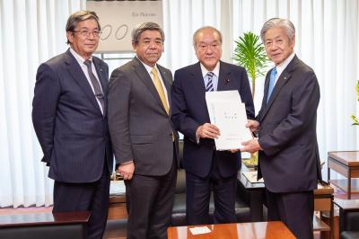 鈴木総務会長（右から2人目）