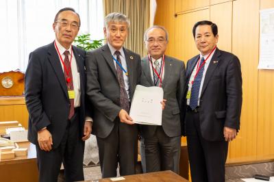 本郷林野庁長官（左から2人目）