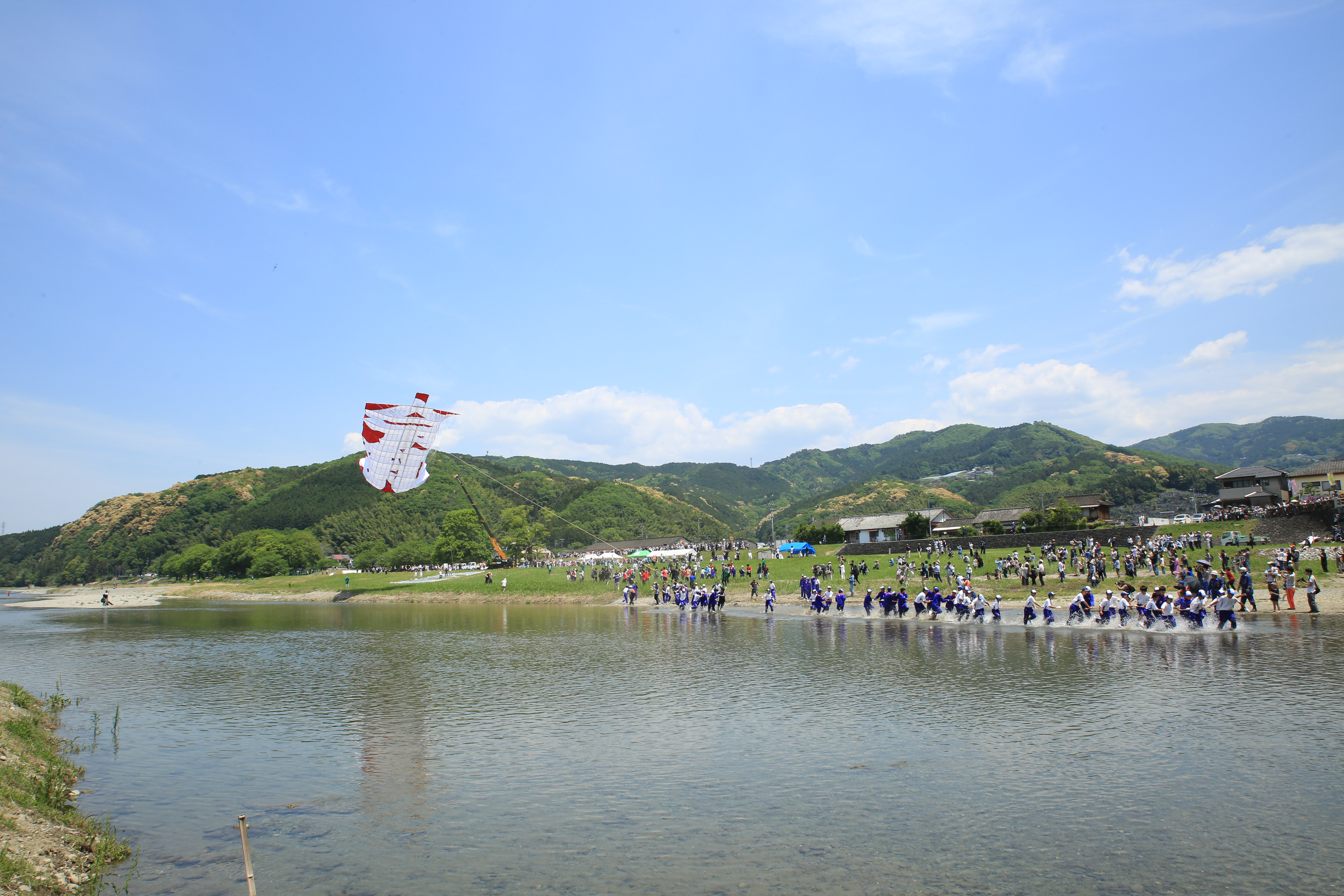 小田川を会場に開催される凧合戦（5月5日）