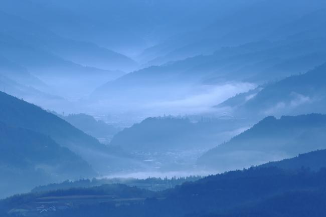 折り重なる山並みの風景