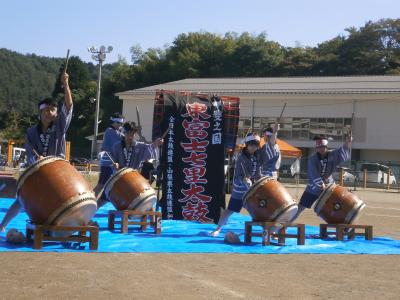 村民体育祭で太鼓を披露している中学生